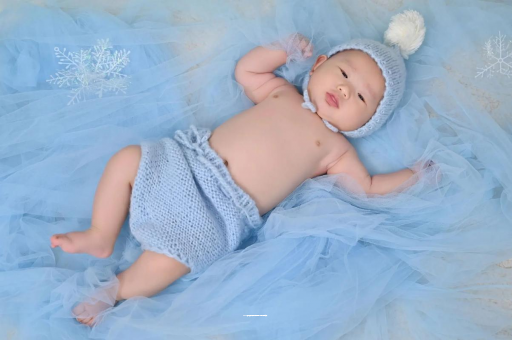 鹤岗宝宝睡迷糊了才肯吃奶